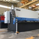 හයිඩ්රොක්ටික් කැපුම් යන්ත්රය 12mm වානේ තහඩු කැපීමේ යන්ත්ර 2500mm